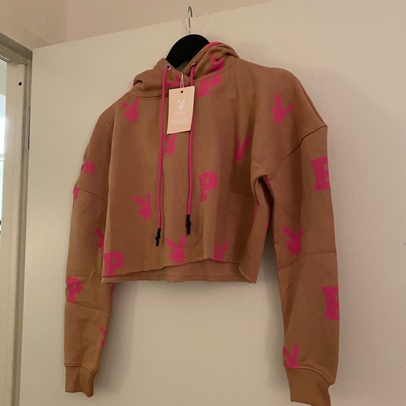 🔄 Playboy Camel All Over Print Cropped Hoodie - Picture 5 of 6